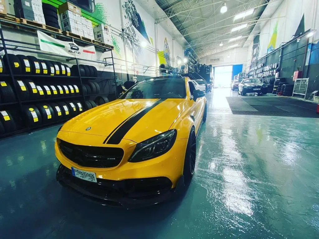 Mercedes-AMG amarillo en el taller de Makeadito